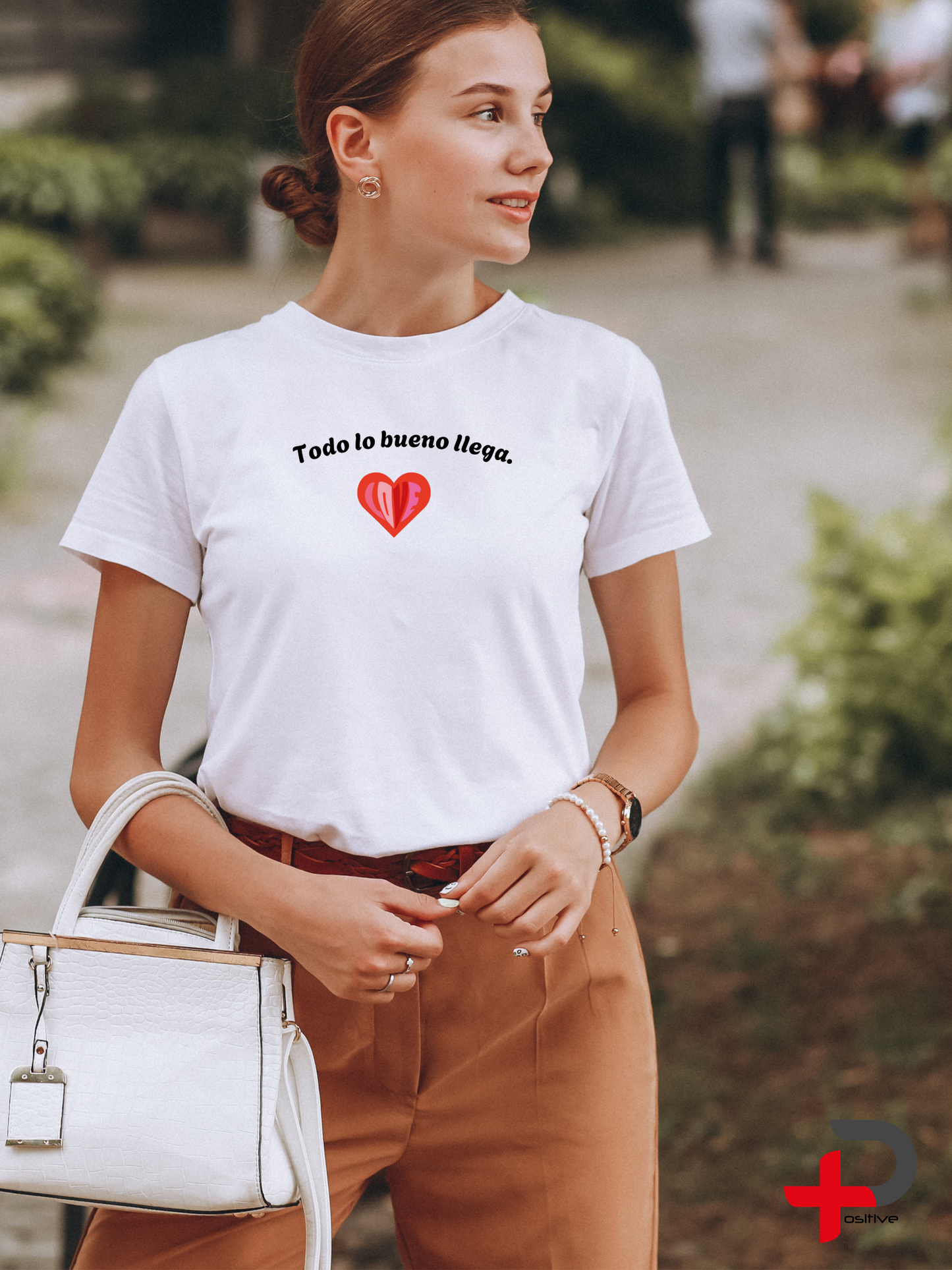 Camiseta básica blanca estampada para mujer, mensaje, positivo, motivacional. (Todo lo bueno llega)
