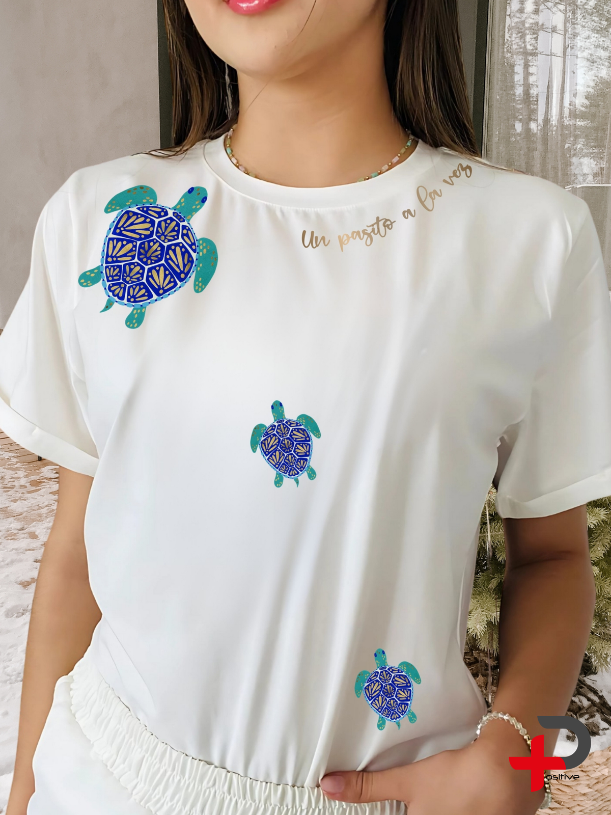 Camiseta manga doblada cuello redondo para mujer con mensaje positivo motivacional estampado de tortuga (Un pasito a la vez)