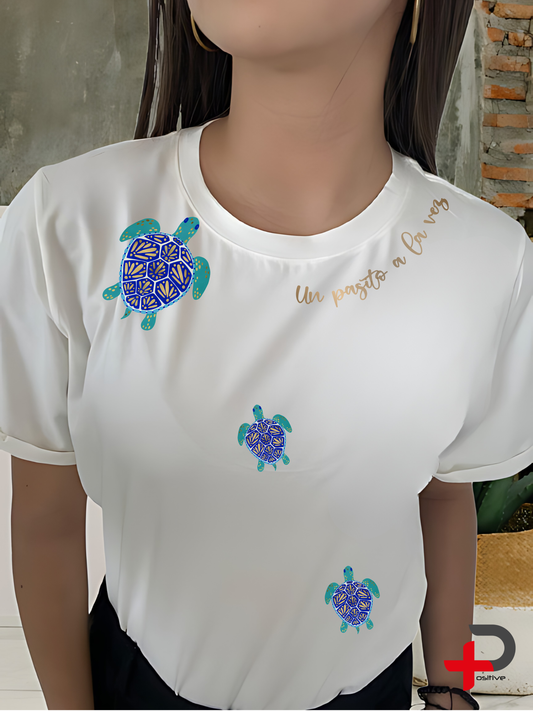 Camiseta manga doblada cuello redondo para mujer con mensaje positivo motivacional estampado de tortuga (Un pasito a la vez)